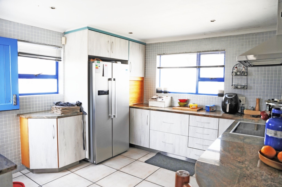 To Let 5 Bedroom Property for Rent in Paradise Beach Western Cape